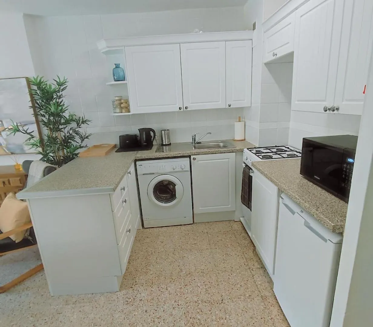 Modern 1 Bedroom With Pool Acess, Edificio Bahamas, 内尔哈 0*,