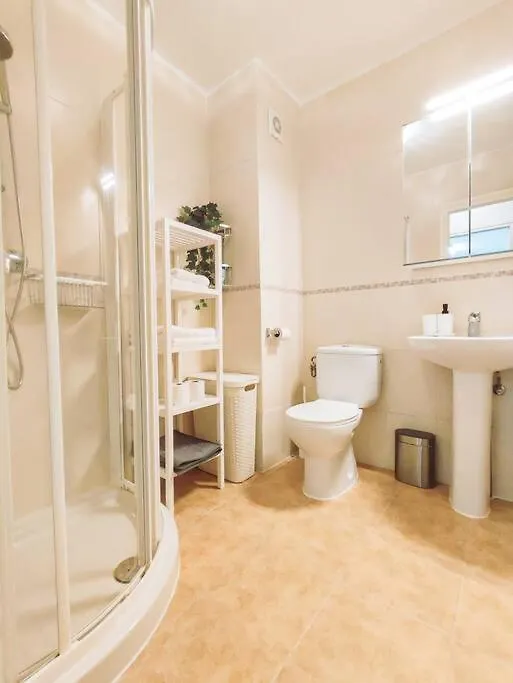 Modern 1 Bedroom With Pool Acess, Edificio Bahamas, 内尔哈 公寓